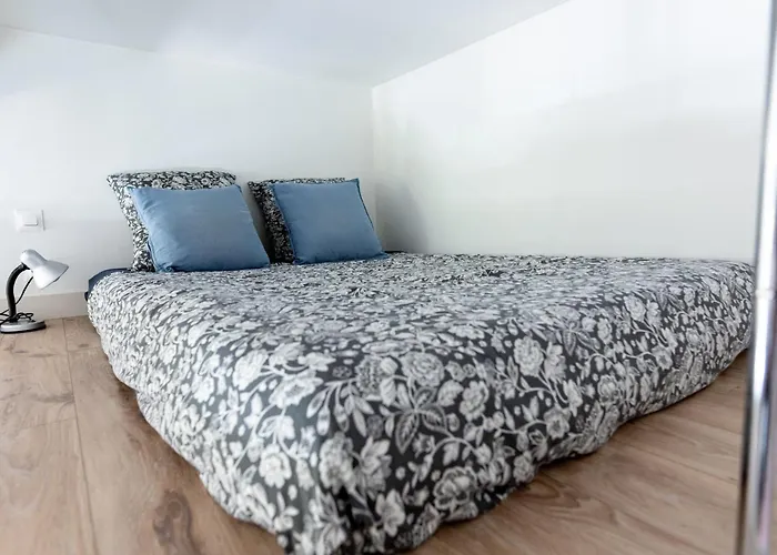 Mirabeau Sous Les Toits 2 - *